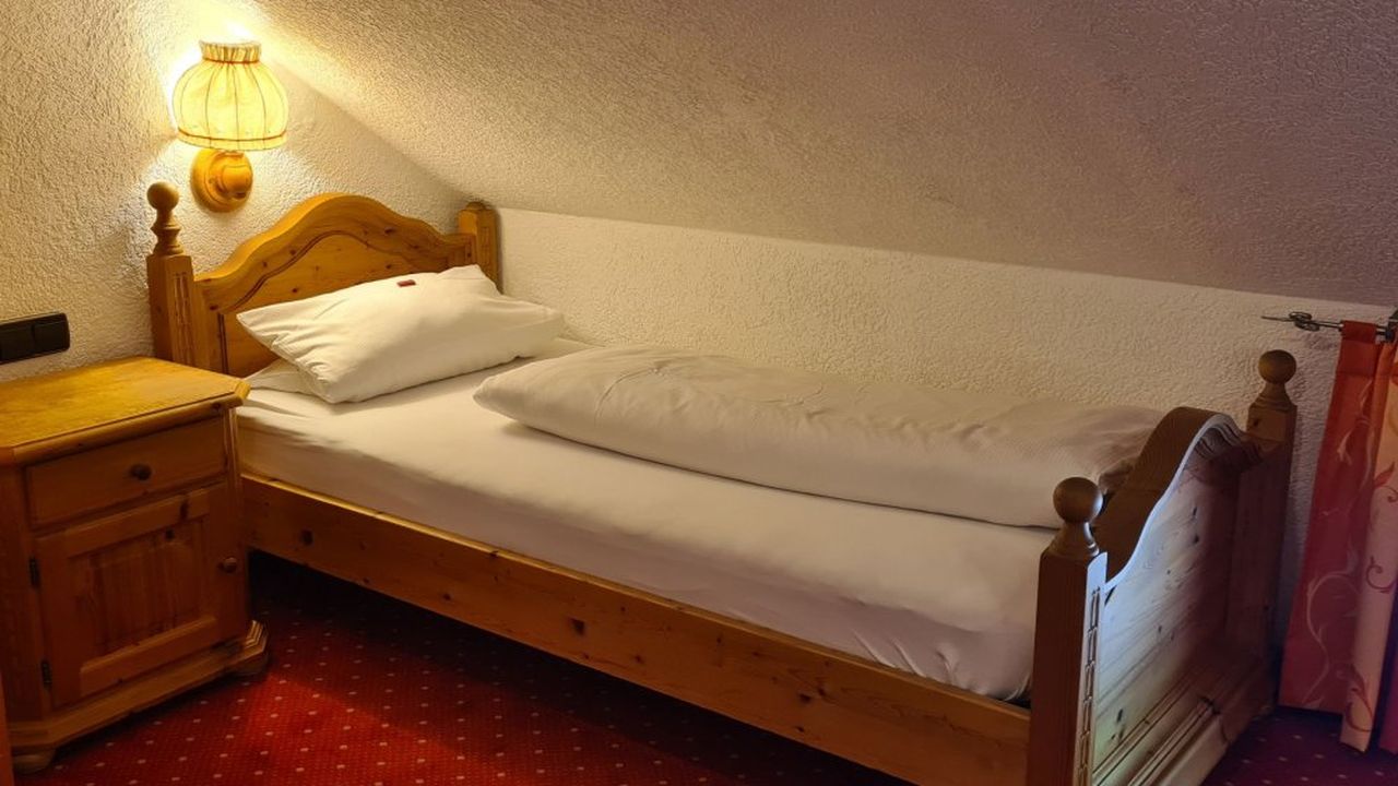 Einzelbett im Kinderzimmer in Dachschräge Einzelbett im Kinderzimmer in Dachschräge